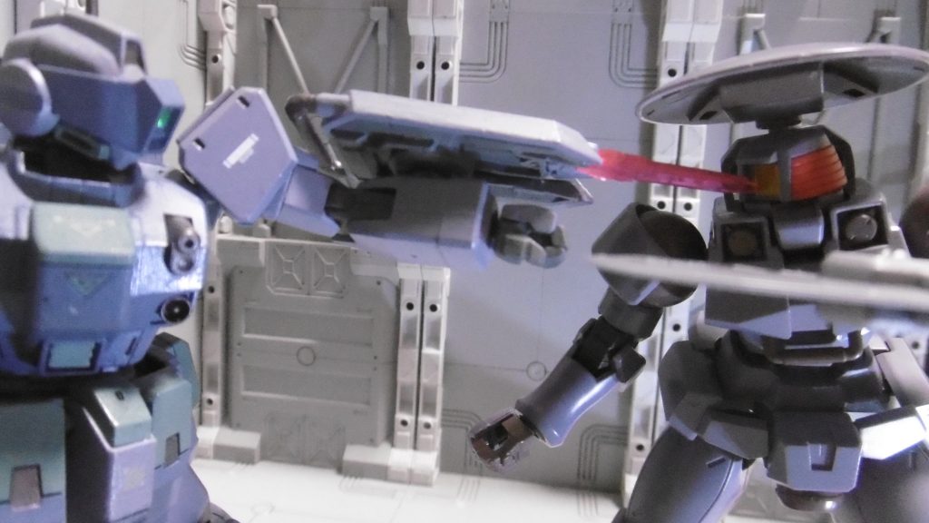 シールドに内蔵したビームダガーも、直撃の直前に展開＆発振。この装備は『アサシンクリード』シリーズにおける「アサシンブレード」を参考にしており、機体名のクリードは其処に由来します。ビームダガーは至近距離における本機の機密装備であるため、通常時にはリミッターをかけて封じ、左右で発振部の色も変えています。