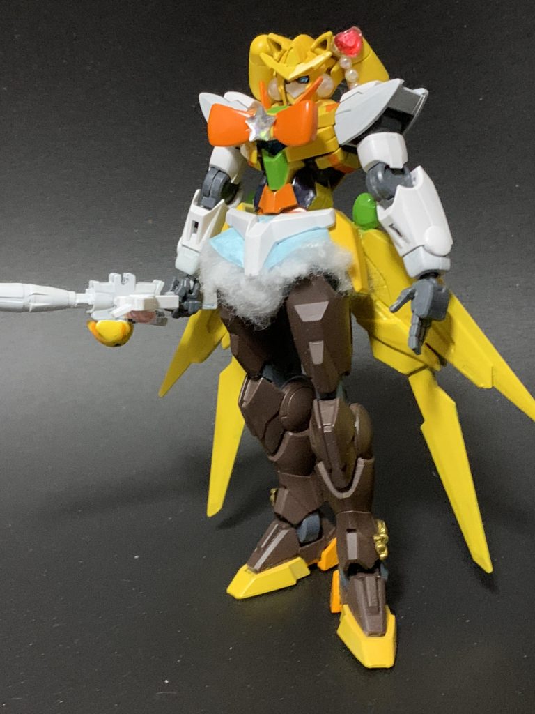 シアクアンタをベースに、プチッガイと100均や手芸用のパーツ・デコシールなどを使っています。スカート内のモコモコは手芸用の綿を詰め込んでおり、とくに固定もしてないのでポージングすると出てくる、出てくる。(良い固定方法ありませんかね?)スミ入れはあえてせず、ちょっとおもちゃっぽく、ヒロインチックなイメージで塗装してます。