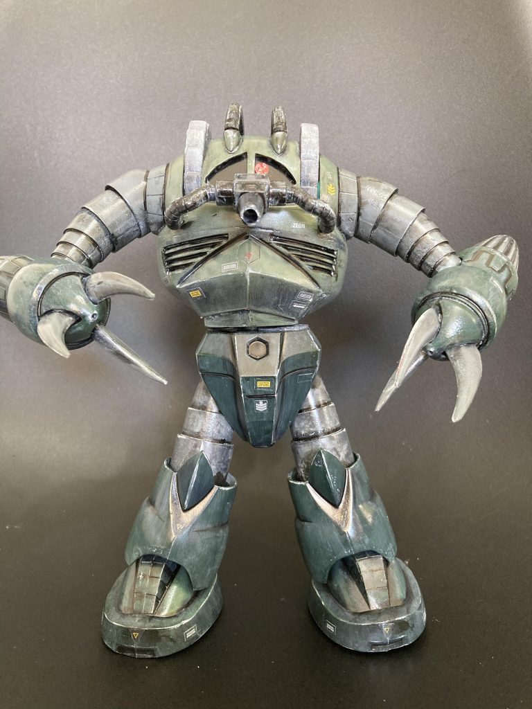 元々、アッグは監督の富野喜幸氏が「やややりすぎではあるが基本的に悪相」としたラフスケッチをメカニカルデザイン担当の大河原邦男氏が仕上げたそうでまさにファーストの個性的MS機と思います。