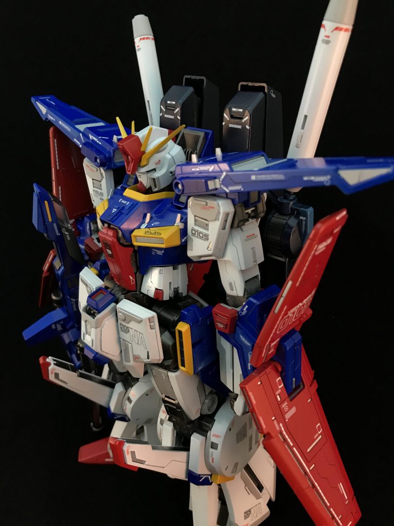 カラーリングも、同色系でトーンを落としてまとめています。