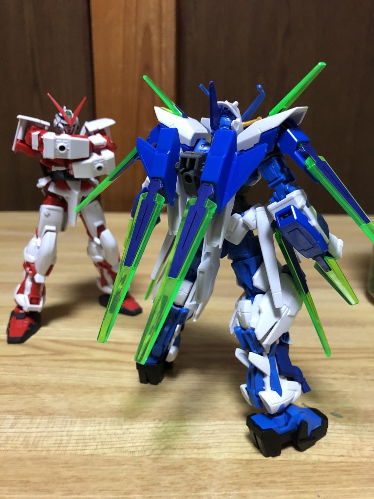 そして後頭部と額にFXからアンテナを増設。サイドスカートはアストレイの物に3mm穴を開けて直接差し込んでいます。