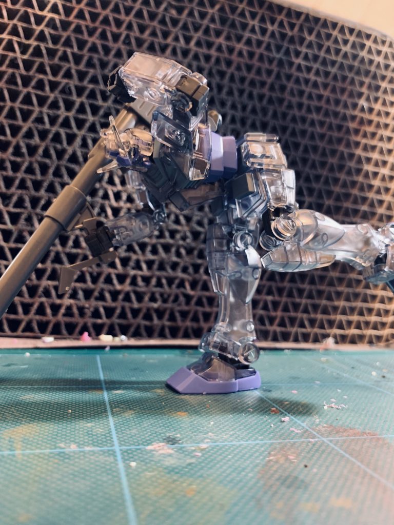 バランス感覚バツグンビームサーベルも手にかけれます、キツいですがなんにせよガシガシポージングできるし入門用には良いキットですA賞のクリアユニコーンも当たったけどMGは作る気しない・・・いつか組もう