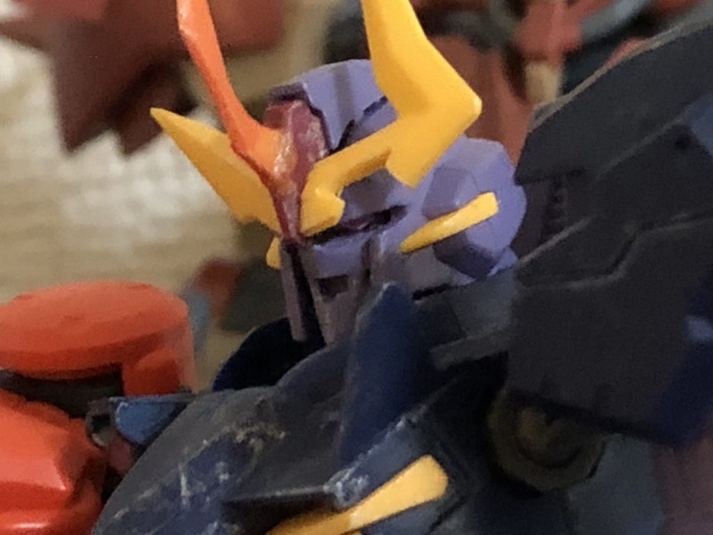 一番近い基地へと撤退したマサキは整備士ヒトツメたちを呼ぶ。「ゼルトザームを改良する」黄色ヒトツメたちが見ている前で、マサキは空中にコンソールを出現するさせた。「腕は修理しない。その代わりバスターランチャーと接続しろ。ガンプラのエンジンからもエネルギーを使うのだ」ヒトツメたちが反対と言わんばかりに騒ぎ出す。「黙れ。ゼルトザームは絶対の存在でなければいけないのだ……改修後は本機体をゼルトザームアブソルートと呼称する。いいか、バスターランチャーの連射機能、拡散機能、3倍の威力で撃てるようにしろ。3倍化はデメリットがあっていい」黄色いヒトツメたちは敬礼すると作業に取り掛かった。一人になったマサキはマスクごと片手で顔を覆う。「ガンダム ……この不快感は何だ……」記憶喪失の状態でアルスに拾われてから、アルス言う通りレジスタンスを倒してきた。すべてはエルドラを平和にするためだ。そこへ現れたガンダム 。忘れていたはずの何かが浮かび上がりそうになる。「マサキ」振り向くとアルスのホログラムが立っている。禿頭、全裸の若い男性の姿だ。「服を着ろ」「必要を感じない」マサキはため息をつく。「マサキ、あのガンプラを仲間にしたい」「仲間にだと？」「あれはゼルトザームのように特別なガンプラだ。エルドラの平和のために必要だ」「ガンプラだけあればいいのか？」「いや、乗り手も必要だ」マサキはアルスに詰め寄る。「何を考えている？」「ヒロト。彼はリクを倒す切り札となります」「いつも言っている男だな。リクとは何者だ？」アルスが不敵に微笑んだ。「エルドラ復活のために必要な因子です」フッとアルスが消える。直後、ハンガーから大きな音が響く。見ると、バスターランチャーの盾に塗料がぶちまけられていた。「まて」黄色いヒトツメたちが止まる。「そこにこの文字を描け」空中のコンソールには「絶」の文字。「あと目は2つでいい。アレも2つだった」それだけを言い残してマサキはハンガーを後にする。こめかみに残る痛みに眉をひそめながら。