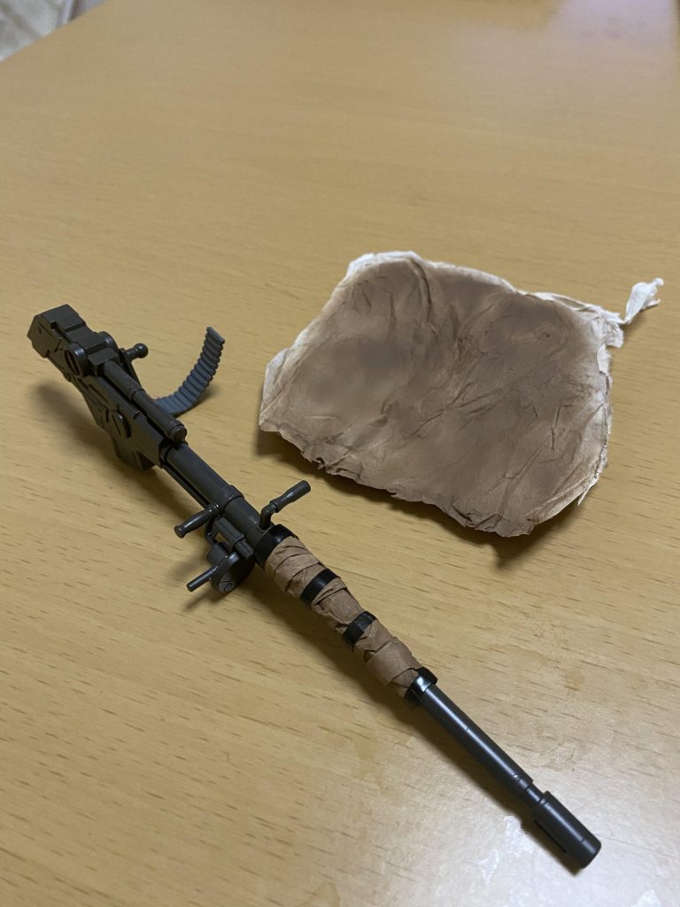 カバー？（ボロ？）の部分はティッシュマントをクシャクシャにした物を巻いて、その上をビニルテープで止めました(´ω`)ティッシュマント便利ですよねーd(^_^o)色はミスターカラーの「ダークアース」と言う色です。（かつてグレイズ地上型を塗装で作ろうと持ってた。しかしプレミアムバンダイで購入したから使わず(⌒-⌒; )