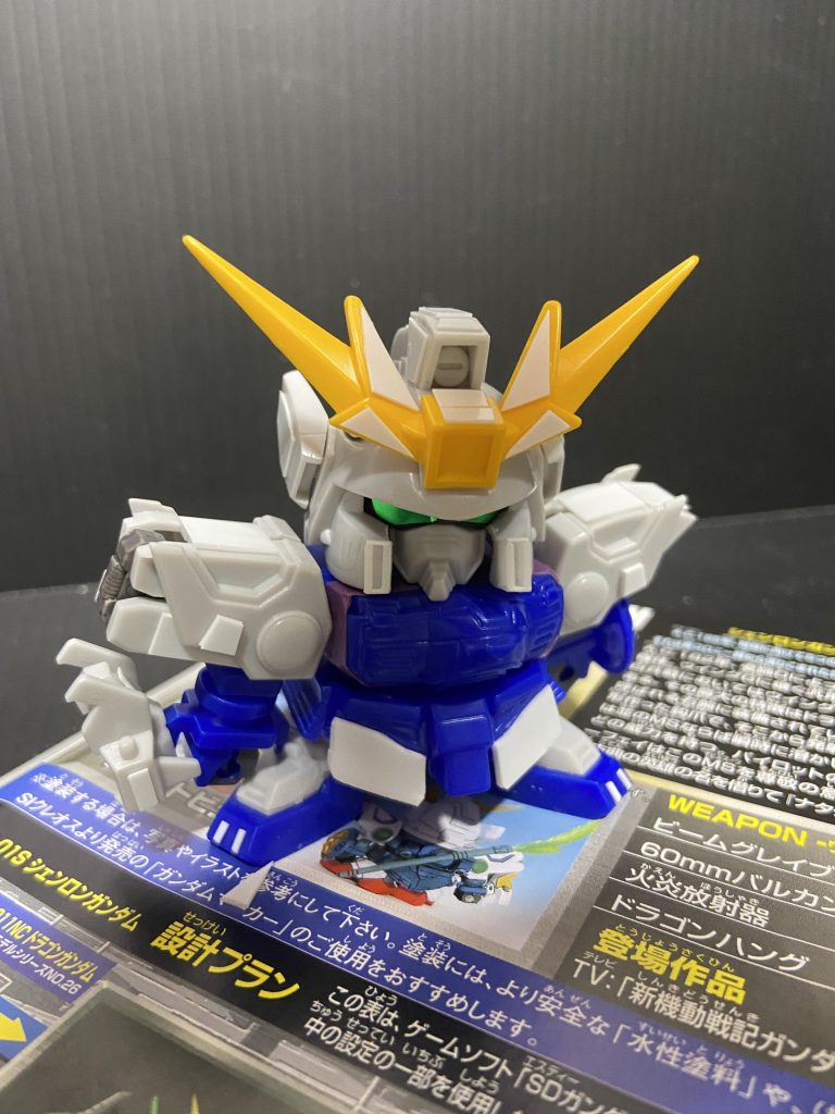 塗装前、主な改修フロントスカート延長、目立つ合わせ目箇所のプラ板増し貼り、ディテールアップ増し貼り、頭は目より下の前に出てる具合が気になったので、奥へ数ミリずらし、それだけでは足りなかったので、顔まわりのダクトをスクラッチ。