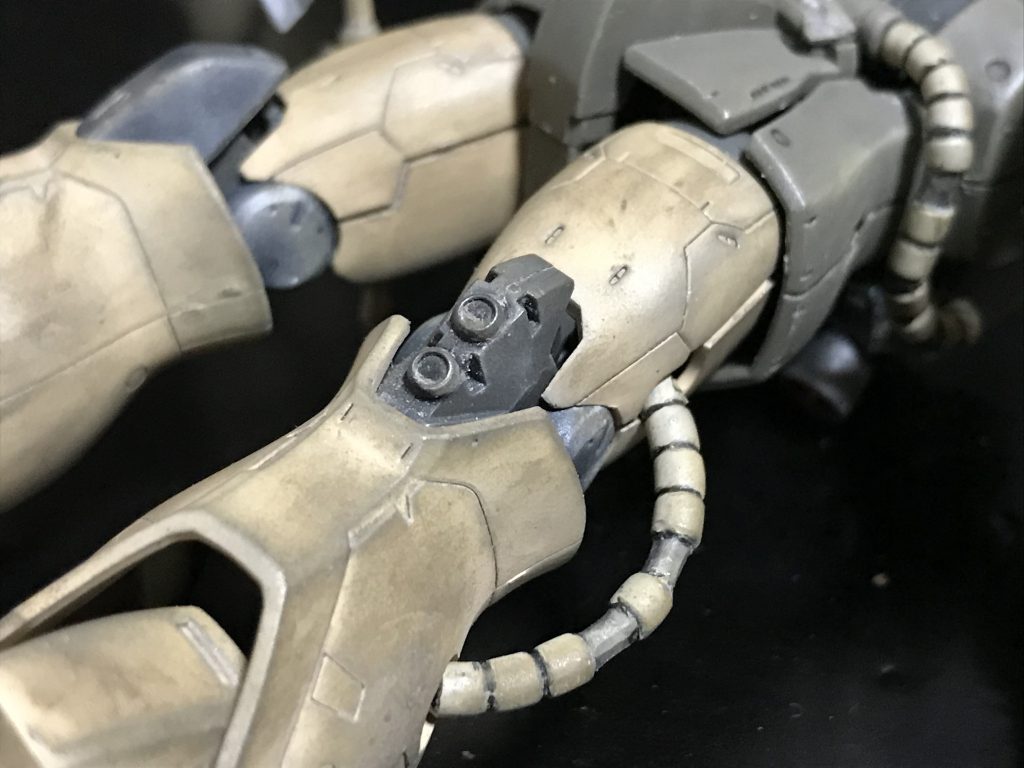 左ヒザの装甲は付けず、コトブキヤの丸モールドを貼りました。また、動力パイプはあちこち装甲が欠けた状態を再現しました。
