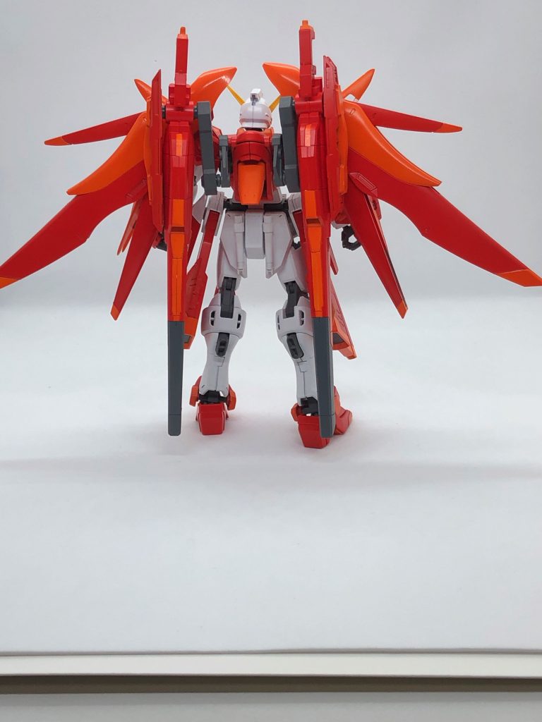 全体をぐるっと。今回は今まで手を出してこなかったヒロイックさを前面に押し出すため、赤をメインに太陽をイメージして作成しました。