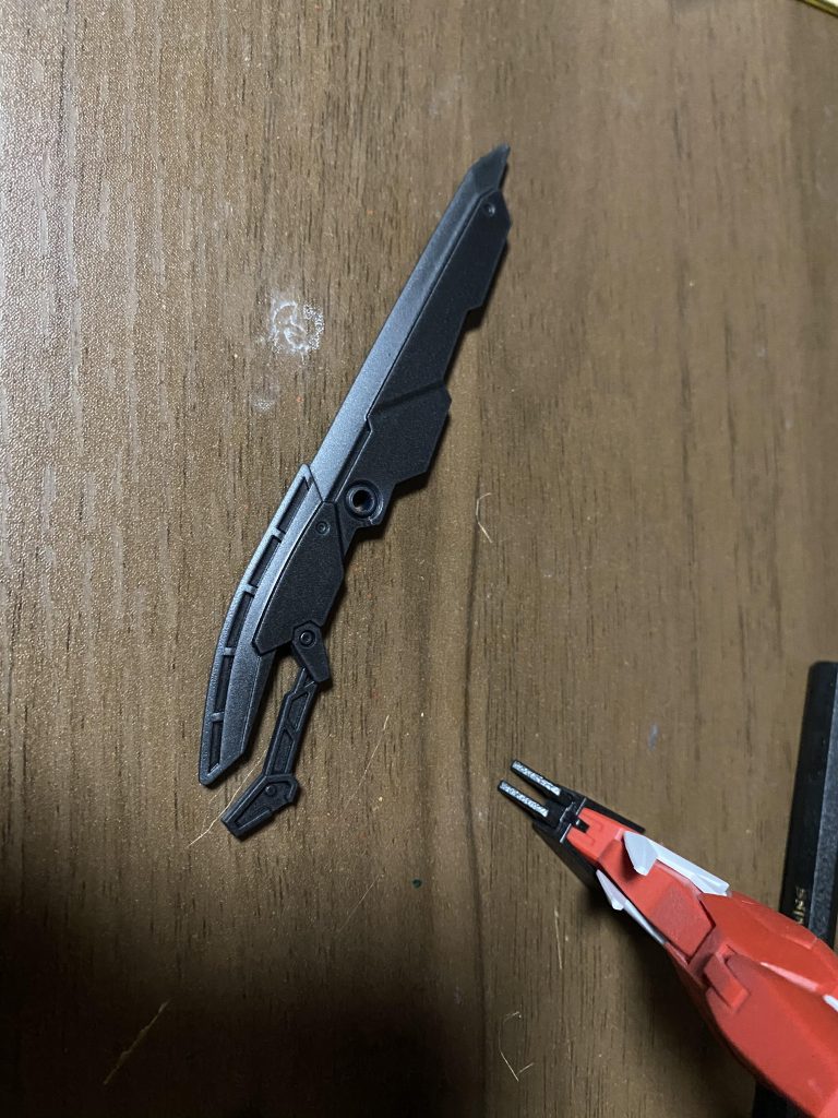 ウェポンもメタルブラックで塗装しました。ヒート部分をオレンジで塗装したかったんですが、無かったんでいつかやります…w