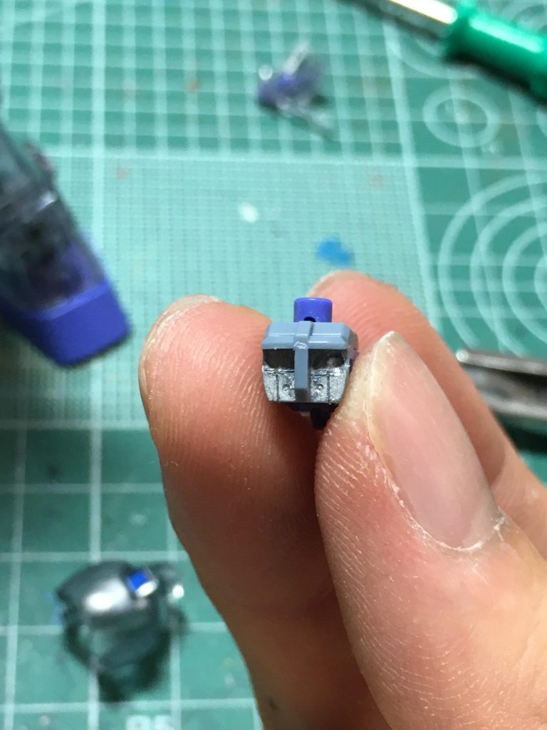 　後頭部から内部のパーツが丸見えで、ちょっと違和感があったのでスジ彫り、彫り込み、穴開けでメカディテールっぽいものを足しています。 