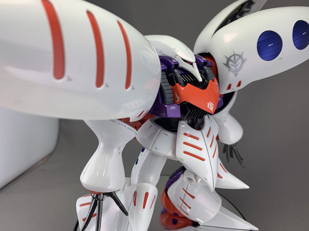 白地に小さいグレーのコーションマークのデカールを各所に貼ってます。情報量は増しつつ何となく上品な分量になったと思います。