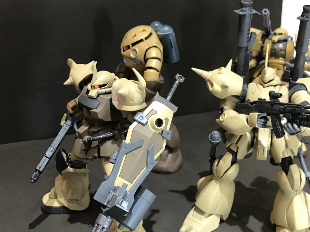 今回も100均のデコレーションシールを使ったモノアイですが、おかげでブラックライトにも反応します。ケンプファーはHアイズですが、同じように光りました。