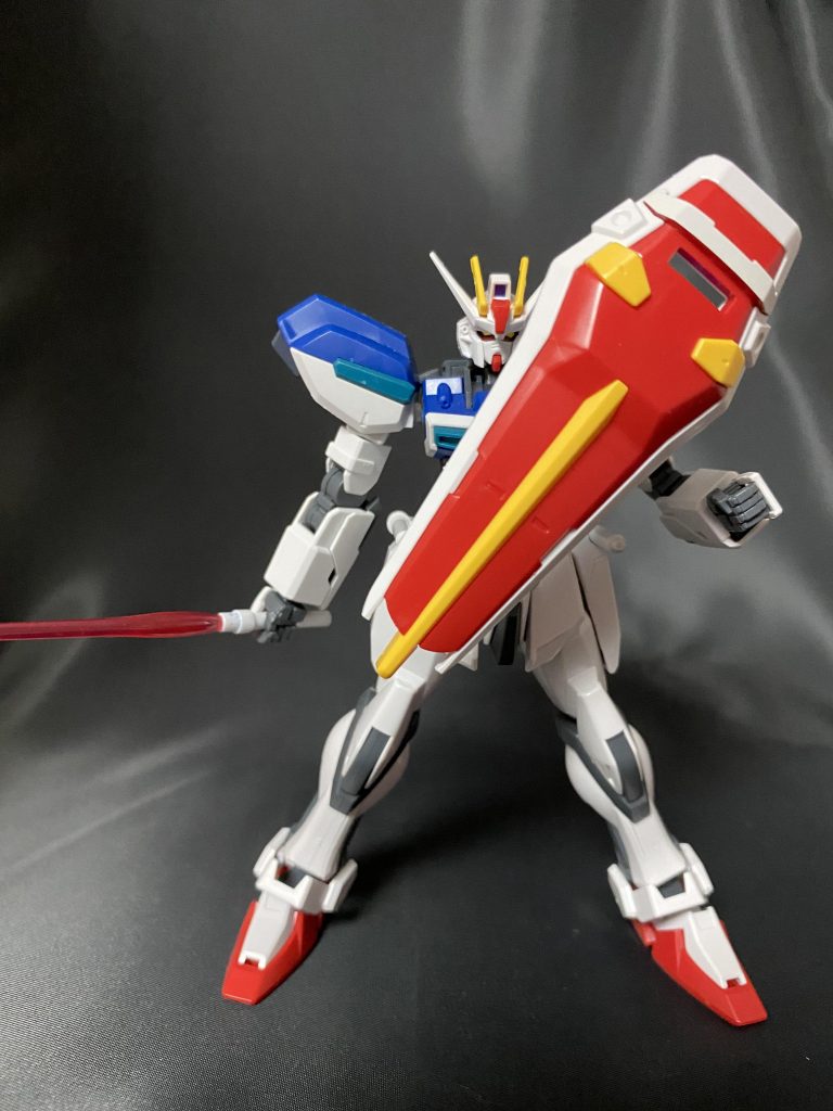 シールドで機体を守りながらバックパックに装備された高出力ビームサーベルで相手を切り裂く！