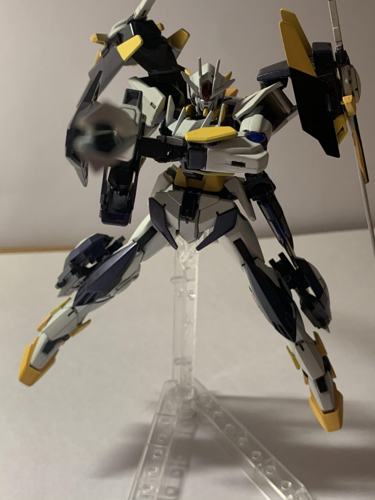 GNバスターレールガン(シュリンクモード)GNバスターレールガンの収縮状態になります。こちらは攻撃範囲は小さくなりますが、貫通力、射程距離が格段に上昇します。ちなみにどちらの状態でも一度発射した後には右側に装備されている排熱ダクトから排熱しなければ次弾発射時に爆発してしまいます。