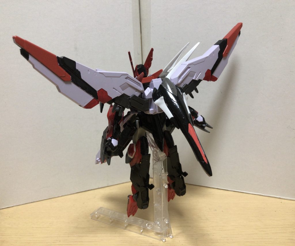 この形態最大の特徴がこの｢変形｣です。人類を絶望の淵に追いやった忌まわしきMA｢ハシュマル｣を模した姿に変形可能です。パイロットの怒りのメーターが規定値を越すと強制的に変形します。解除方法は怒りを沈める他ありません。