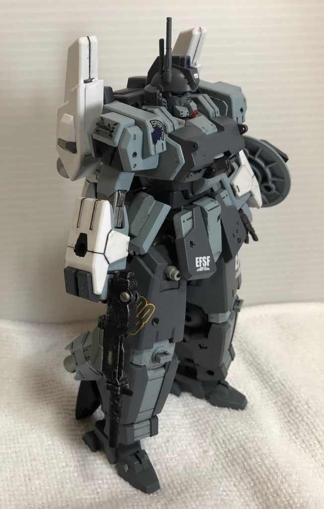 バックパックの大型ブースターと膝の追加ブースターで地面を滑るように走るぞ(妄想)歴戦感を出すために入れた被弾痕は余計だったかもしれない