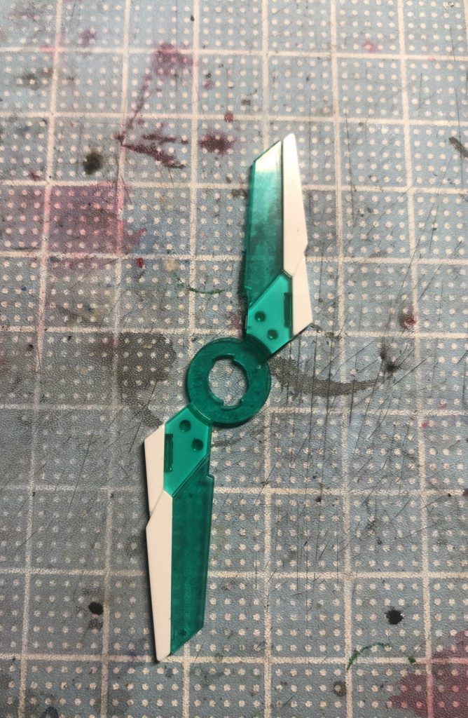 このシールドのサイコフレームを組み立てた時の・_・こんな形の接続ピンが丸見えなのが嫌だったので、