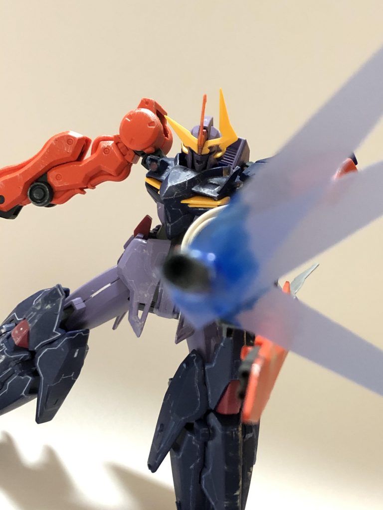 マサキはゼルトザームを立たせる。激しい戦いのせいで右腕が破損していた。エルドラにある3つの大陸のうち南と西はすでにアルス軍によって制圧されている。残る東の大陸だが、レジスタンスは日に日に勢力を増してアルスの作り出した「ガンプラ」を鹵獲して自分たちで使うまでになっていた。そのため、最近の戦いではゼルトザームが傷つくことも多い。「ヒトツメども、ゼルトザームの装備を集めてこい。そのうち1部隊は生存者の捜索。もし生存者を発見した場合、その場で無力化しろ」モニターにエルドラの文字で「了解」と表示される。ヒトツメたちはアルスが作り出した戦闘用ドローンである。そのプログラムは単純で、アルスおよびアルスが隊長と指定した者の命令を聞くのみだ。出来ることは偵察、ガンプラの操縦（ただし戦闘パターンは少ない）、マニュピレーターに搭載された電磁ニードルで生命体を屠殺することぐらいである。一応学習能力はあるので、個別に教え込めば他のことも出来るようになる。「アストナージ、グルス、ハッパ。ゼルトザームの修理だ」他のヒトツメたちと違うオレンジ色のヒトツメ3機がゼルトザームの修理をはじめる。その間に他のヒトツメたちから報告が来る。生存者ゼロ。「了解だ。お前たちは専攻して先の重力場異常の地点を調べてこい。ガンプラを使うことも許可する」3機のヒトツメがエルドラアーミーで出撃していく。モニターに修理完了の文字。「さて、俺も行くか」マサキは操縦桿を前に倒し、ゼルトザームを高くジャンプさせた。