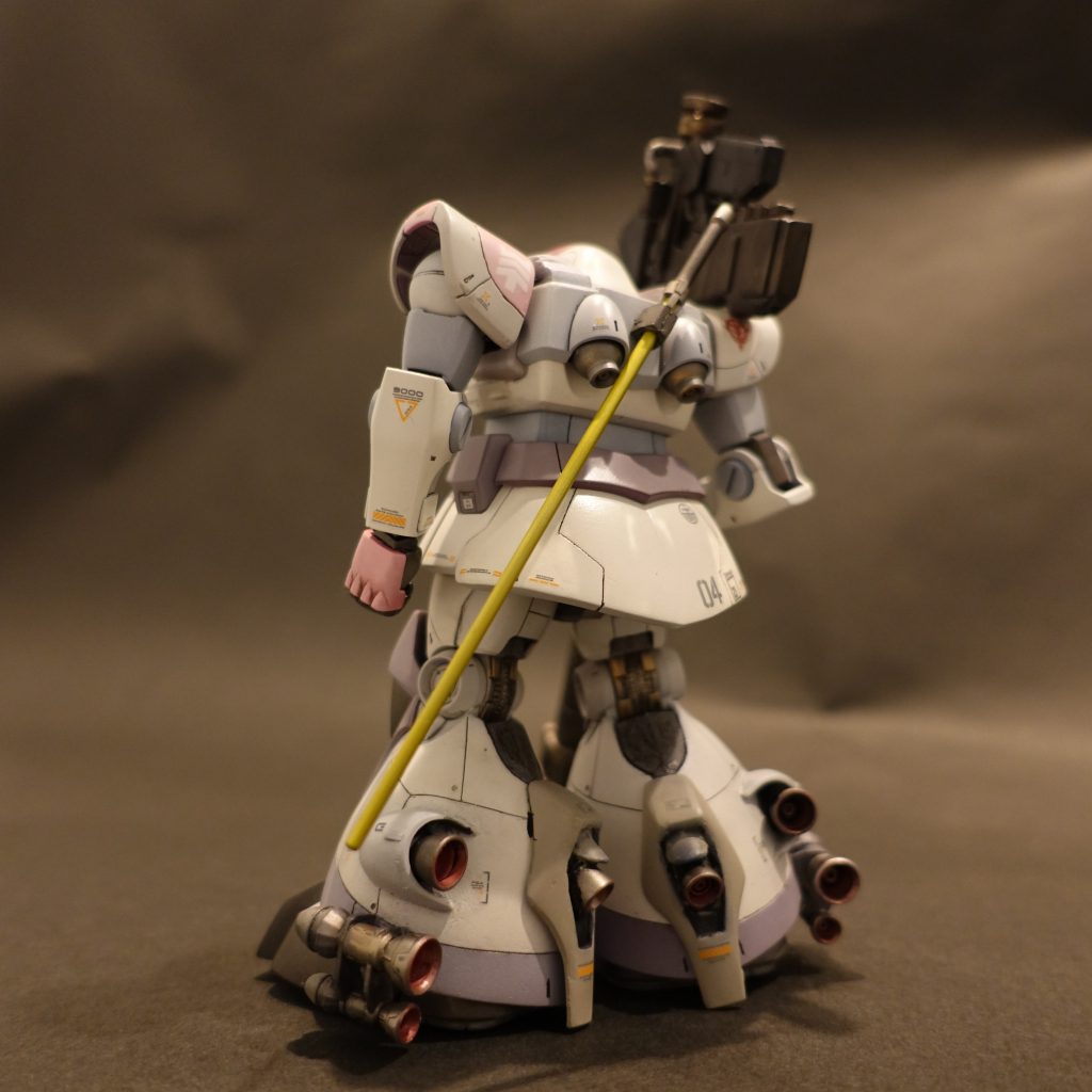 ドムといえば、ホバー走行なので、進行方向にブースターを増設しました。各部　面積の大きなパーツが多いので、スジボリを追加し情報量を増やしました。