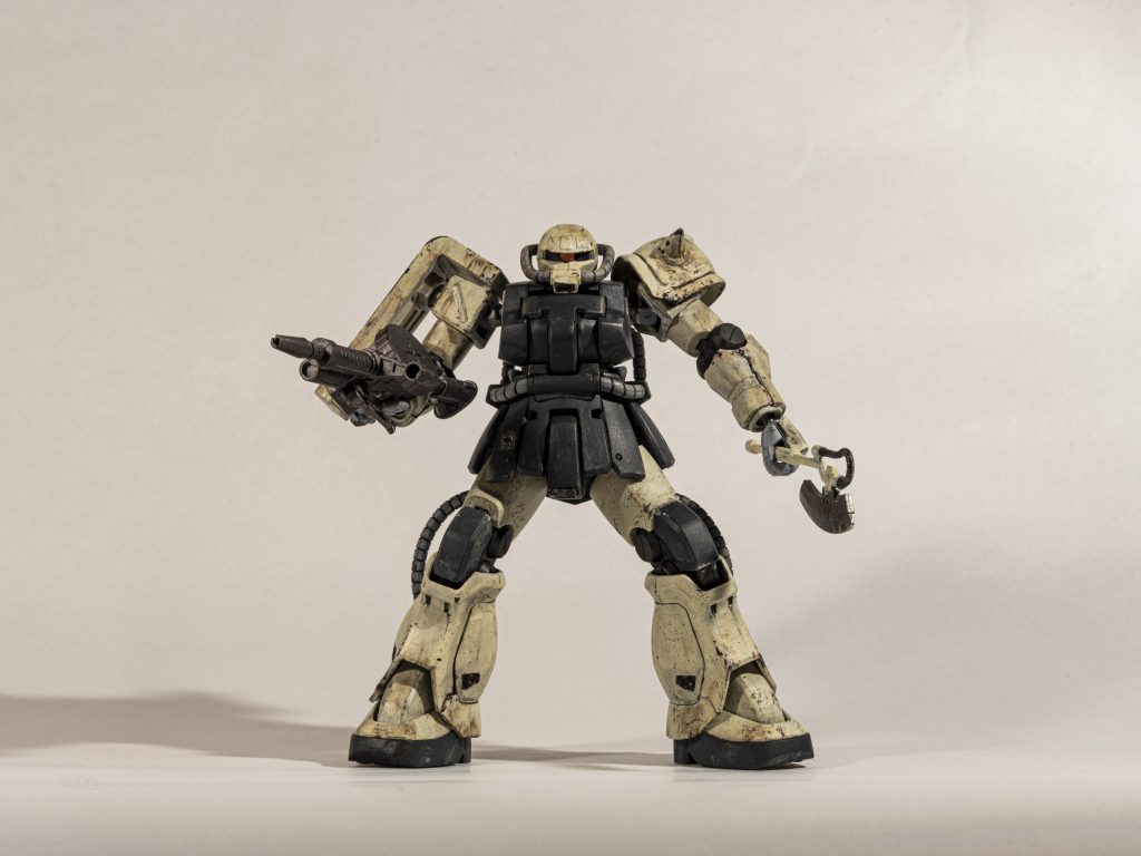 濃いところは、ネイビーブルー明るいところは、グランプリホワイト、イエロー、ブラックで調色しました。