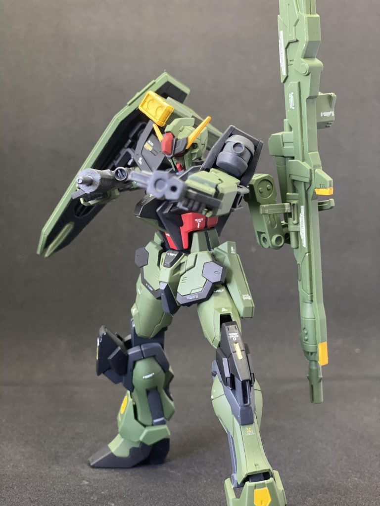 「トールストライク」の要素として、シールドの内側に格納?されていた小型銃を持たせることで中距離戦も可能です。