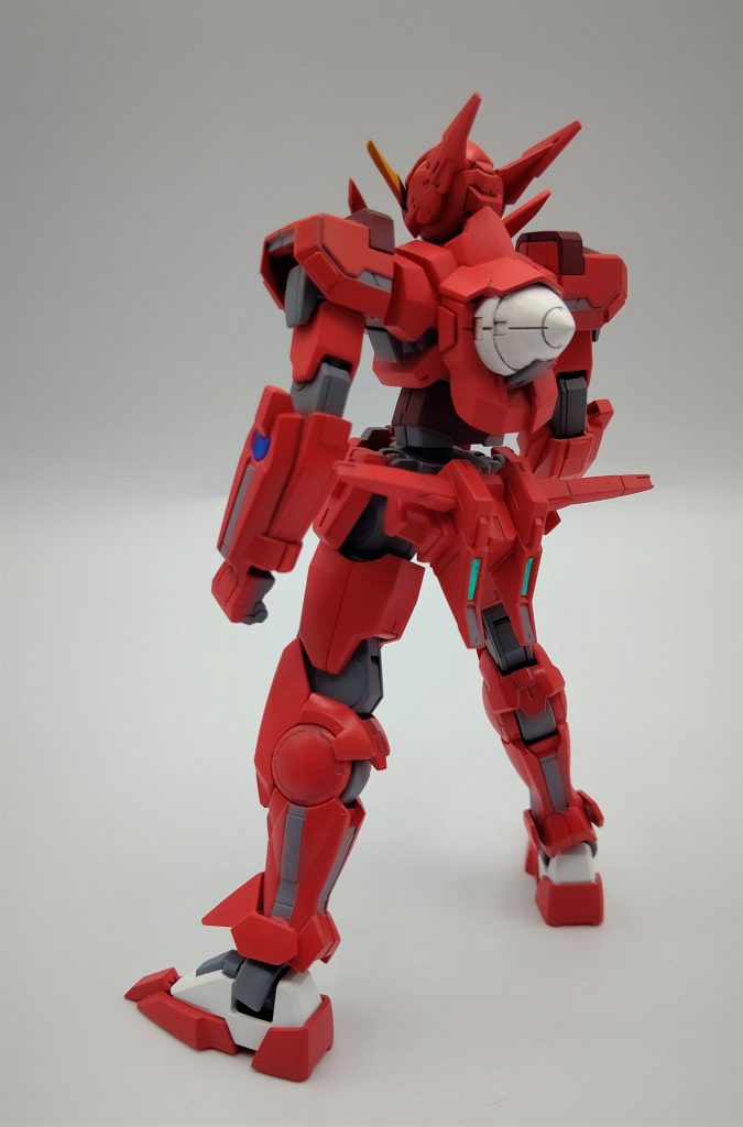 背面粒子制御技術が向上したため、コーン型スラスターに変更したというビルダー設定です。アストレアの腰アーマーの移植がなかなか苦労しました。GNスラスターのグリーンはメタリックシールを切り出して使用しています。