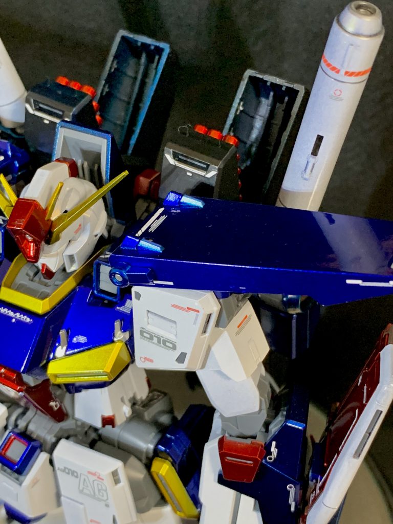 サーフェイサー吹いてシルバー重ねて下地は準備万端!でもそこからクリアカラー吹くとアレ?って焦る。薄くね?ここまで時間かけて作ってきたのに失敗は許されない。何度も重ねていくうちに重厚感が出てきて一安心。ここらへんで塗料の消費がやばいことに気づきました。。。