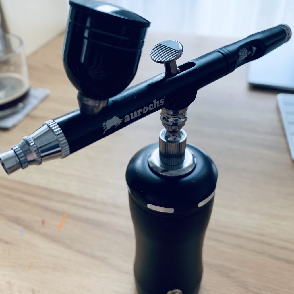 今回購入したエアブラシ です。[aurochs] エアブラシ コンプレッサー セットver.2.0。コンプレッサーのOn/Offボタンは無く、トリガーを押し込むとOnになり、引くと塗料が出て、離すとOffになります。まるでスプレー缶のようで非常に使いやすいです。連続使用可能時間は一応30分ですが、吹いてない時はOffになるので、私の場合作業中の電池切れはありませんでした。