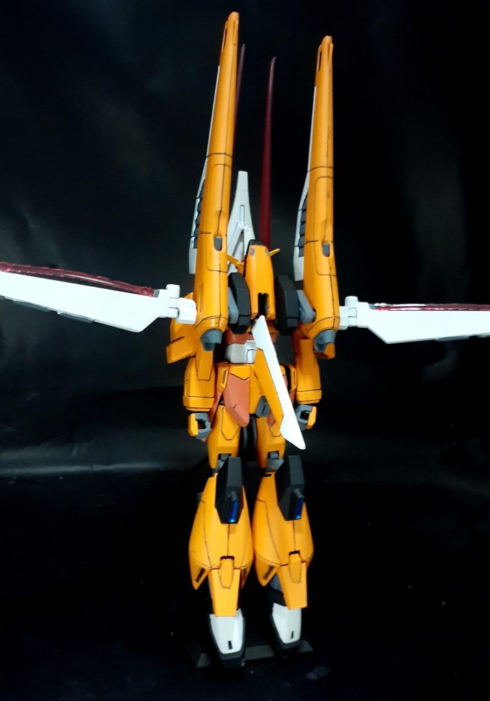 飛行形態にウイングからはビームブレイドを展開できます