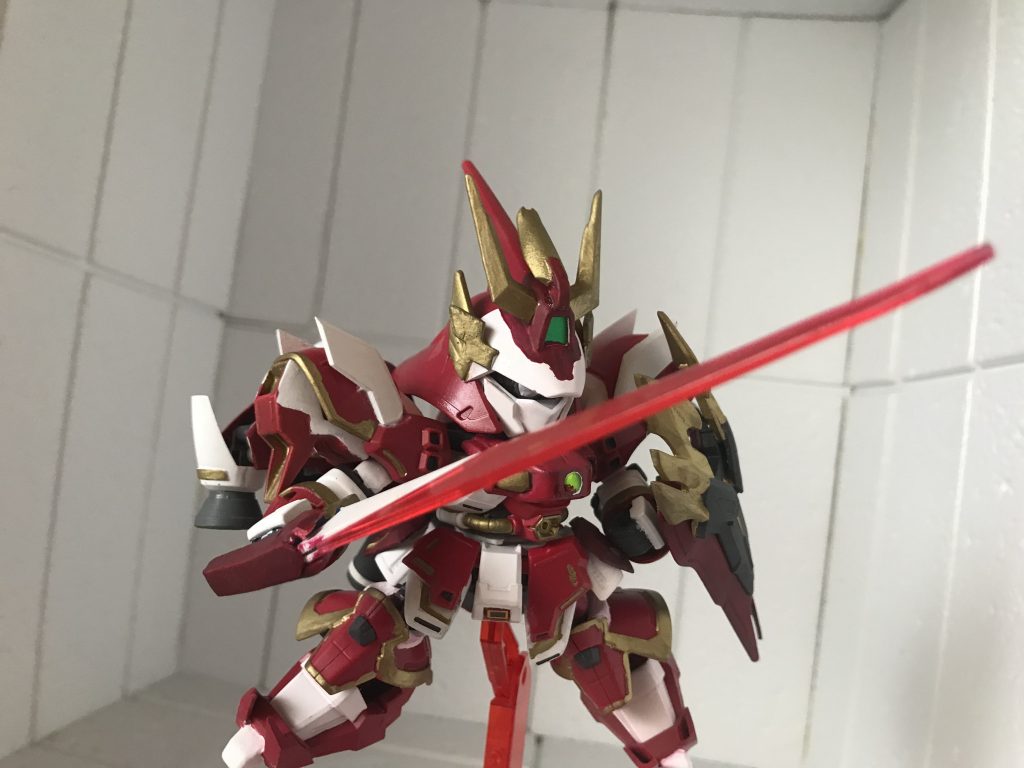 その名も龍断光剣マルメア・ドワーズ!SDデスティニーのアロンダイトの刃部分を切って1/100カオスガンダムの膝のビームブレイドを基部ごと接着。持ち手部分は元パーツのを切断した後ザッパーザクの肩パーツを加工して接着。
