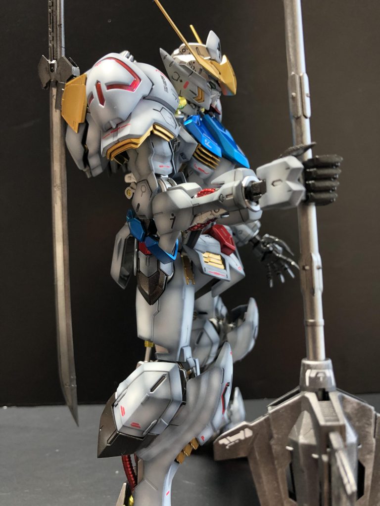 真横から。グラデーションはエッジを強調して面が出る様に塗装したつもりです。パーツの合いもよく、本当に素晴らしいキットだなと作っていて楽しかったです。刀はクロームシルバーベースで刃はスターブライトアイアンで塗り分けてあります。