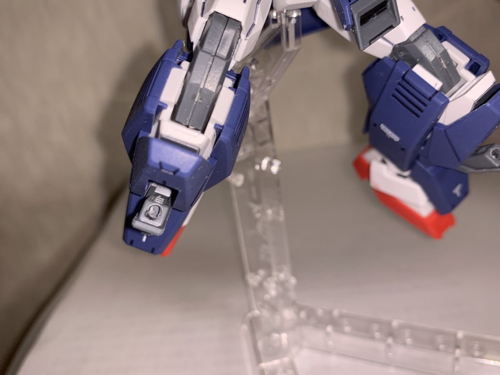 膝のミサイル発射口はピンバイスで開口して見栄えをあげています