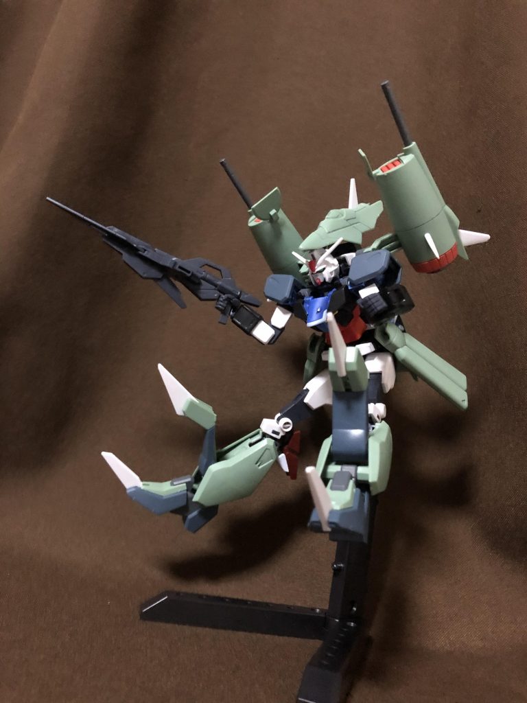 背部に2基装備している機動兵装ポッドは、カオス同様カバーを開くことでミサイル発射状態が再現可能。もちろん機動兵装ポッドも本体から分離させることが可能となっていますが、ポッドをディスプレイするためのスタンドが手元になかったため今回は割愛いたします。