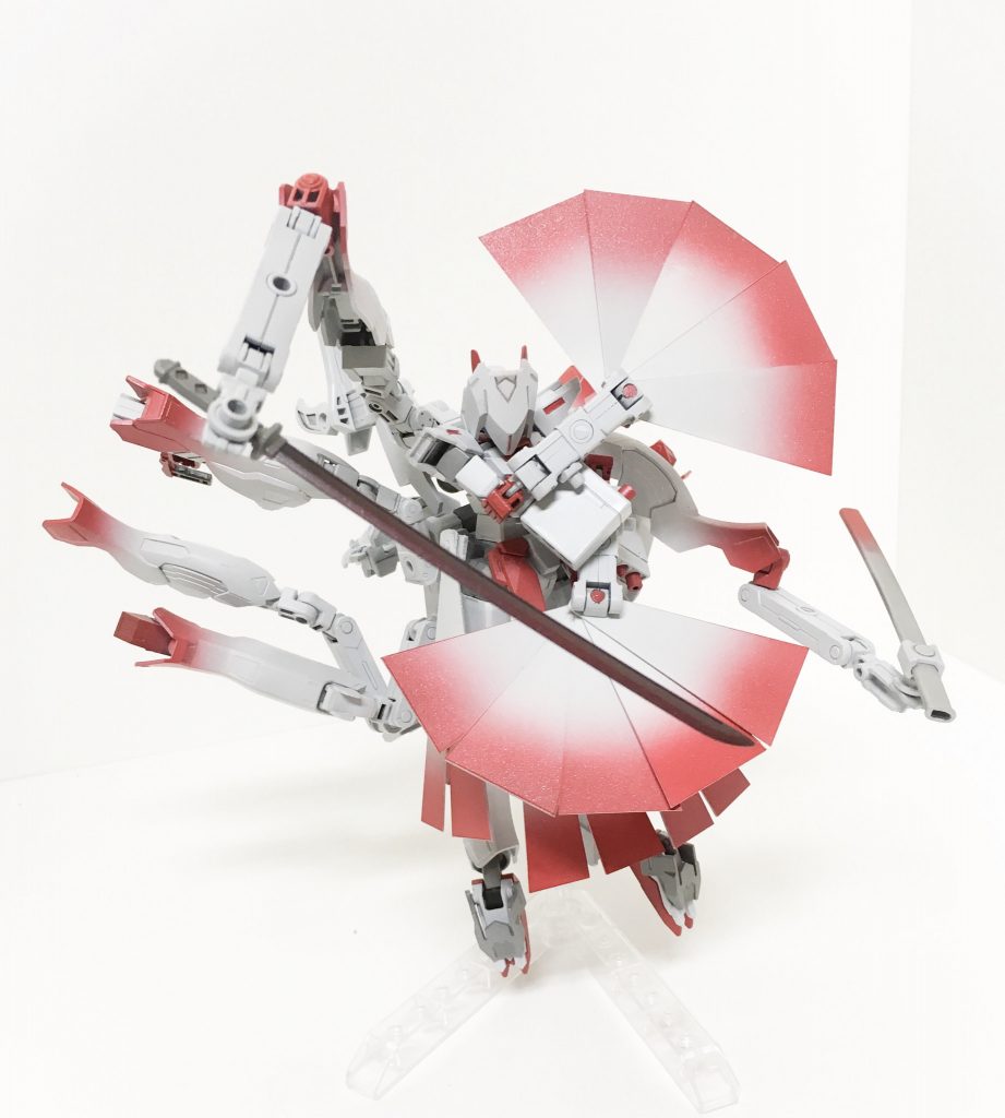 壱番 弐番 伍番 陸番壱番、弐番尾に収納されているサブアーム。ファンネル状態でも展開が可能であり、他の尾の中との連携を前提とした装備。伍番、陸番尾に装備されている鉄扇型武装。近接武装としての使用は勿論シールドとしても機能する。