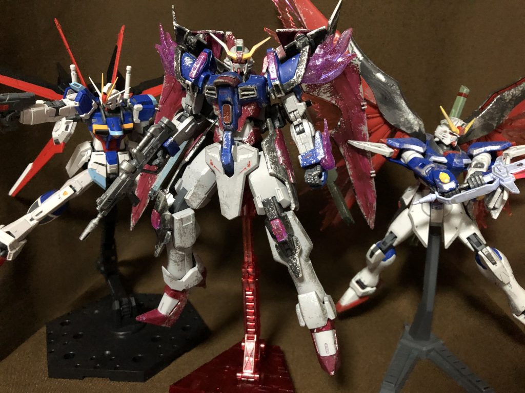 最後に歴代シンMS達とパシャリいやはや、かなり長々と文章を書き連ねてしまいました……(笑)ここまで読み飛ばしてきたあなたも、一言一句見逃さず読んだマメなあなたも、とにかく最後までご覧いただきありがとうございました!今更すぎるんですが自分、相当デスティニー愛を拗らせた痛いガノタと化していますね……(文章を読み返しつつ)そんな私でも初めてのオリジナルガンプラ製作はアレコレ考えながら作ることができて楽しかったですし、この