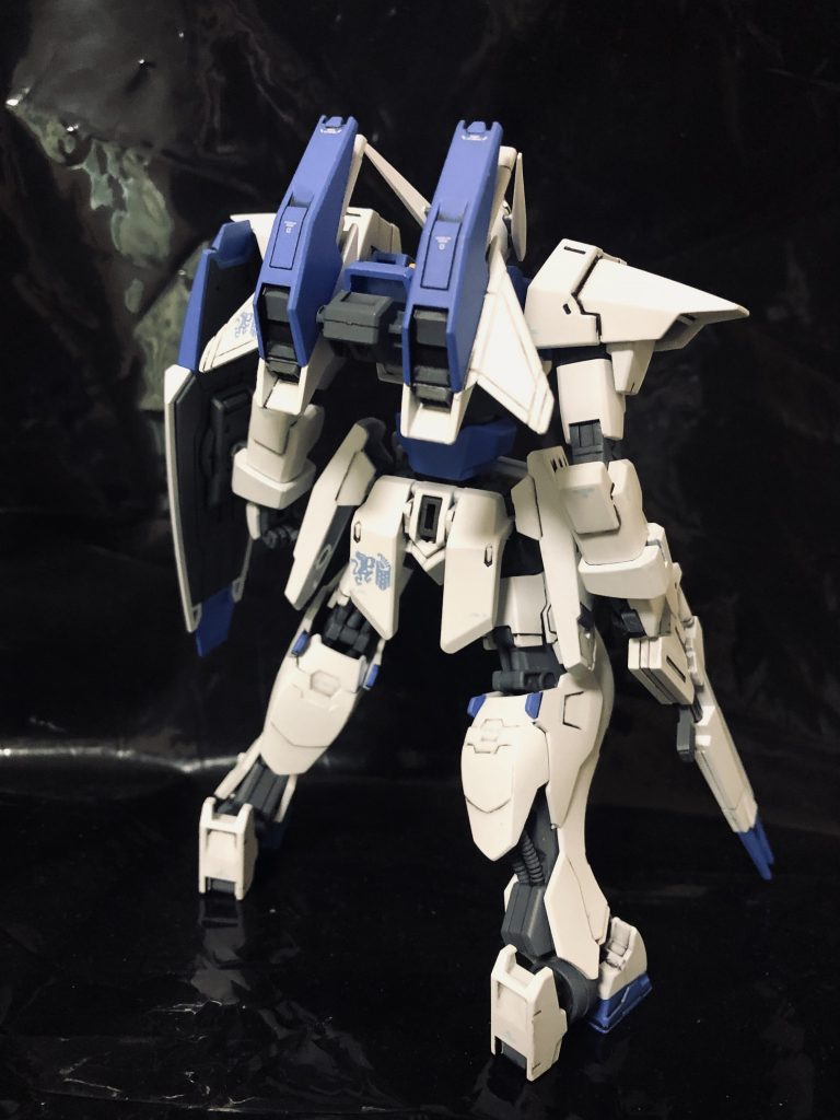 武装はビームライフル、シールド、ビームサーベルのみ。ガンダムの基本に忠実な機体です。