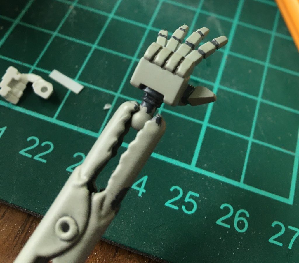 マニュピレータの制作。サンボル版ジム共通パーツは何故か平手だけ無いので在庫に沢山あるサンボル版ジムのマニュピレータのパーツとrevive版ガンダムの平手をミキシングして制作しました。完成間近で平手が無いことを思い出し即興で制作しましたがかなり自然な感じに出来たので良かったです😄