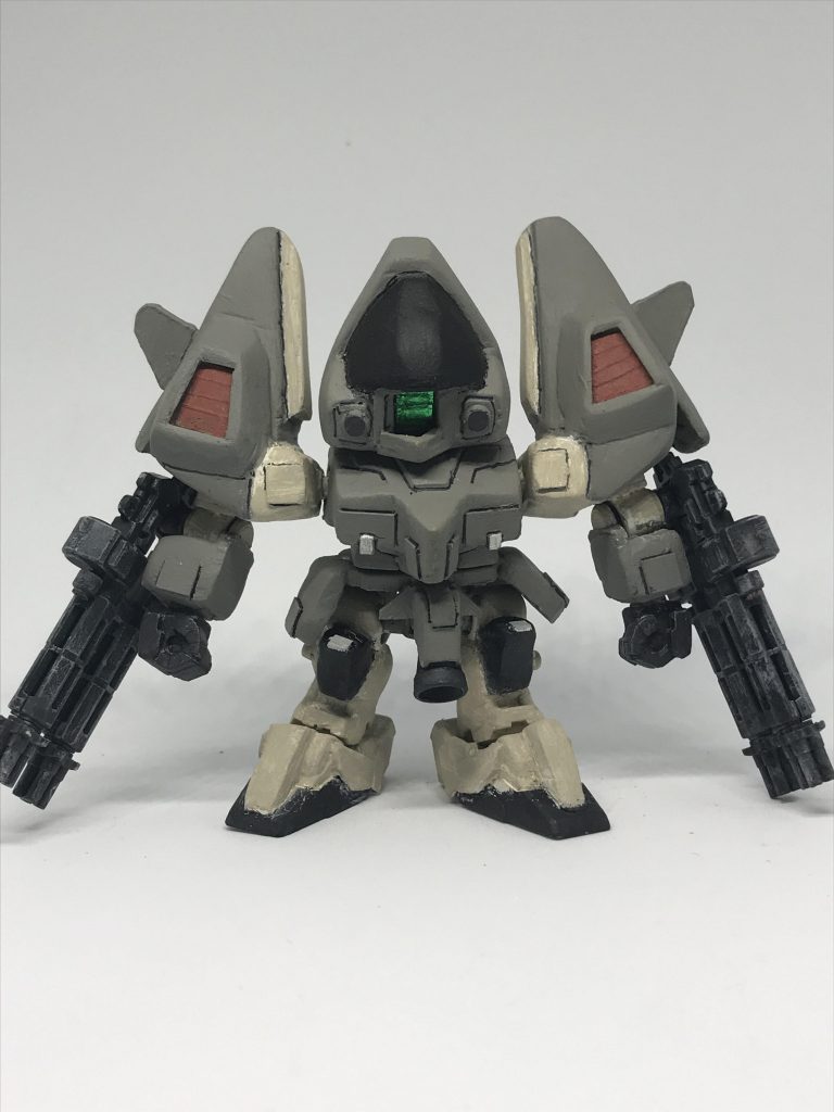 パテで頭と肩アーマーを作り、ユニコーンのボディの凹凸を埋めました。