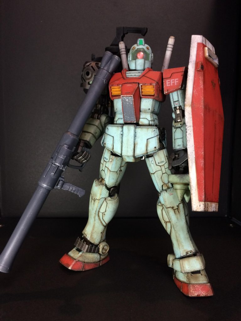 バズーカ持ってるver.です。モノアイはHアイズの裏からガンダムマーカーシャインシルバーで塗り、ボールジョイントで可動できるようくっつけてます。なので、メイン写真のモノアイはスポットライトの光を反射して、電飾してる感じが出たので選びました笑