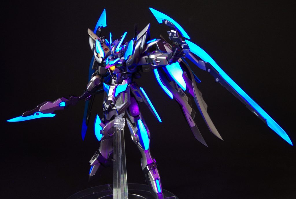 フェザーグレイブ装備名前の「アフターバーナー」は、ジェットエンジンの排気に対してもう一度燃料を吹きつけて燃焼させ、高推力を得るシステム(ウィキ参照)が闇落ちしてどうしようもなくなったが、目が覚め復活するという脳内設定とどことなく繋がったので命名しました。あと、バーナーの炎の青もイメージしました。