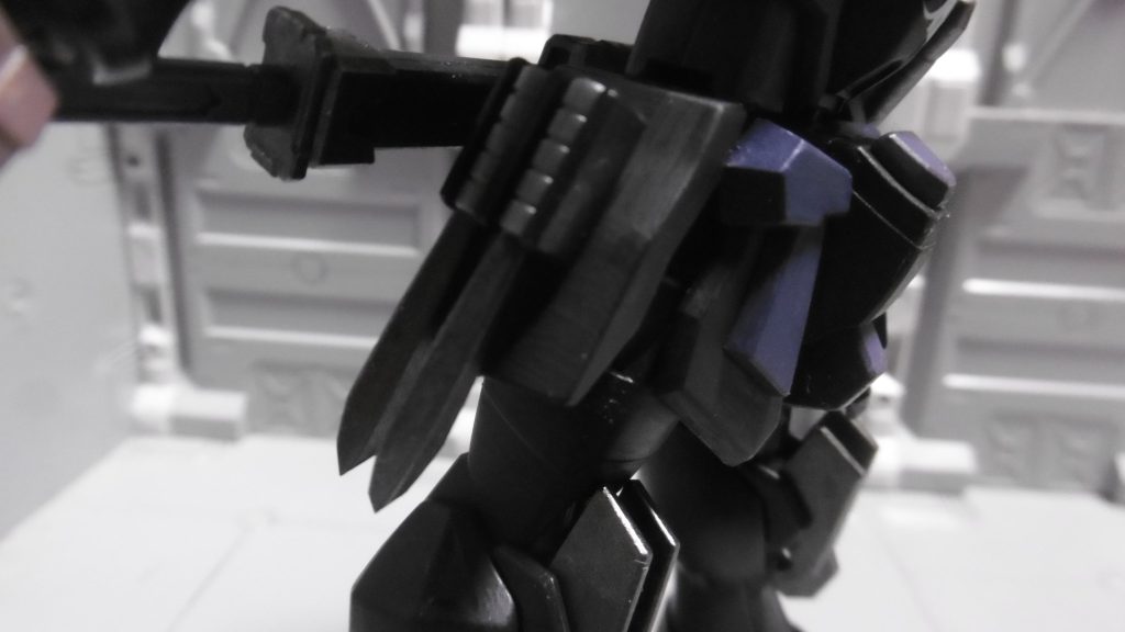 右側には「HGBC 祭ウェポン」の苦無を2本。先を山型に切って尖らせています。「HGBF Ez-SR」のグリップラッチでマウント。