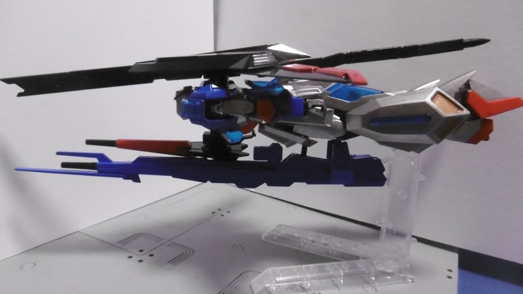 横から見ると情けなさが際立ちますね。でもこうなる前はもっと酷い変形でした。元のスクランブル変形とは一部を微妙に変えてます。