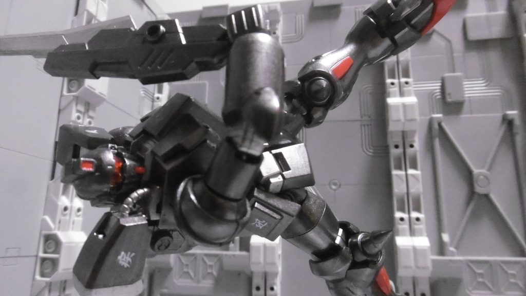 NINJAはニンジャ以上に、アクロバティックな動きが特徴的(と思っている)なので、格闘術にも長けています。両脚にはスパイクと刃を備えており、空中制御しながら飛び掛かる事もありけり。