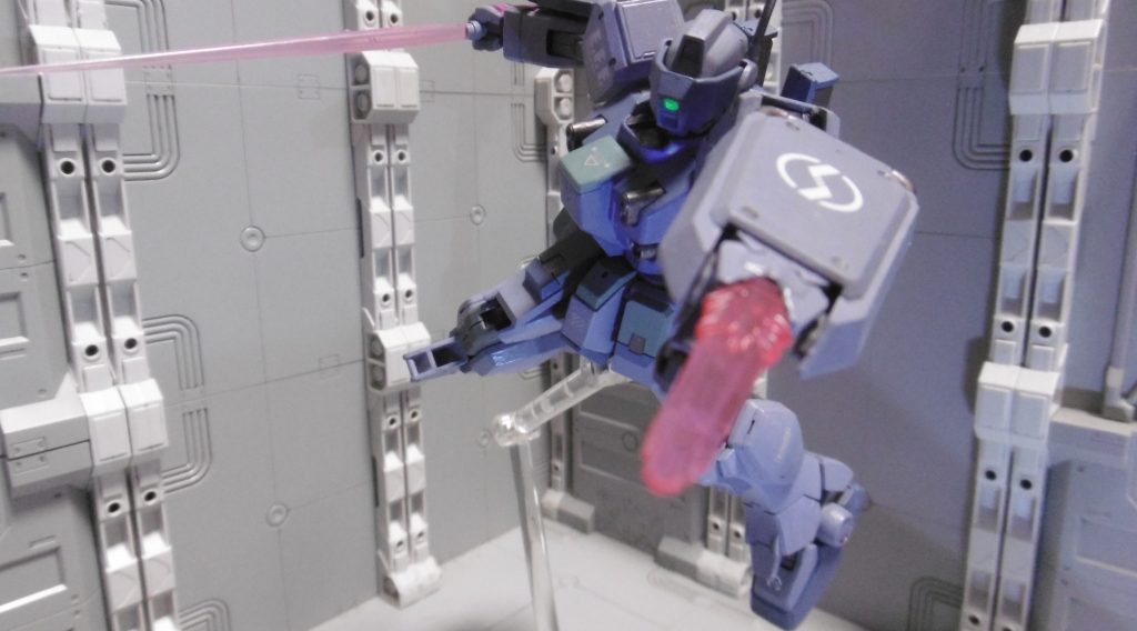 隠密行動時で無ければ発見されようが関係なく、隠密中に発見されても目撃者を消して（その手段が撃墜のみとは限らない）逃亡すれば良いので、高機動格闘戦も可能です。マシンガンも一応は使えますが、このモード中は射撃適性が無くなるため、バイザー開閉で適性を切り替えながらの攻撃。切り替えに制限は一切ありません。この要素も忍術書からの応用で「陰術と陽術を臨機応変に」としています。ただしこの状態（バイザーダウン時）ではステルスが機能中で、集団でも単独行動でも怪しまれ易くなります。状況に応じて忍術を仕掛けていくのが、この機体の本質。