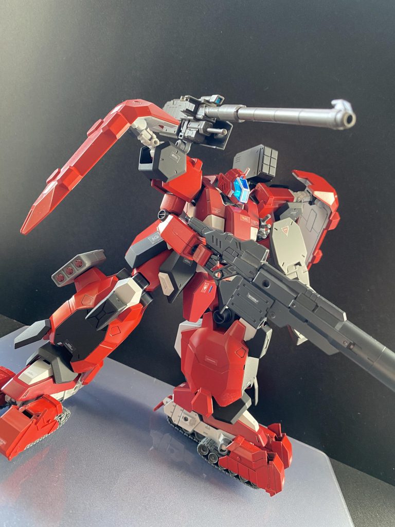 低反動キャノン主に徹甲弾が装填されている、射程は短いが非常に高い精度と、発射速度を持っている。高誘導ミサイル高い誘導性能を持っている、180°ターンして追ってきたという例もあるらしい。