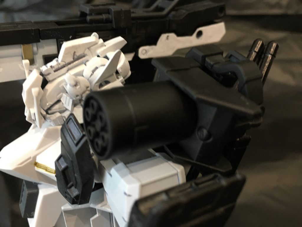 大型マシンキャノン中近距離戦における主兵装。牽制から孤立した敵機の掃討、迎撃など汎用性の高い兵装となる。