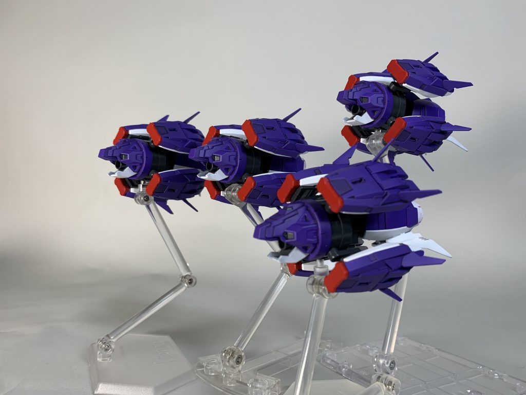 それぞれGNコンテナファング×4とGNキャノンを装備