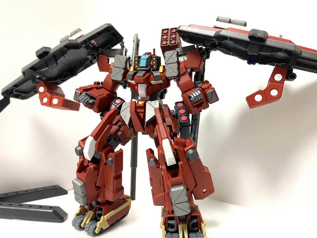 シールド内部格納式ミサイルランチャー腰部ミサイルポッド肩部多連装ミサイルランチャー腕部マイクロミサイル動く弾薬庫でございます