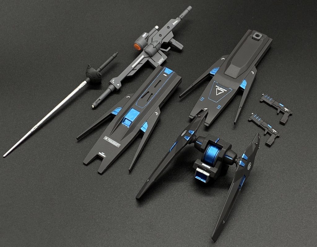 スミ入れするような感じで細かくメタブルー入れたりもしました。ハンドガンもちょっとした一手間でサイバーな感じに。