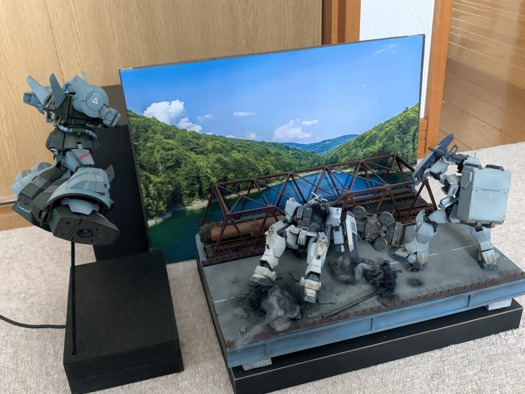 グフフライトタイプは別に台座を作り、展示方法に合わせて位置調整できるようにしています。真鍮パイプを使って台座から浮かせ飛行状態としています。