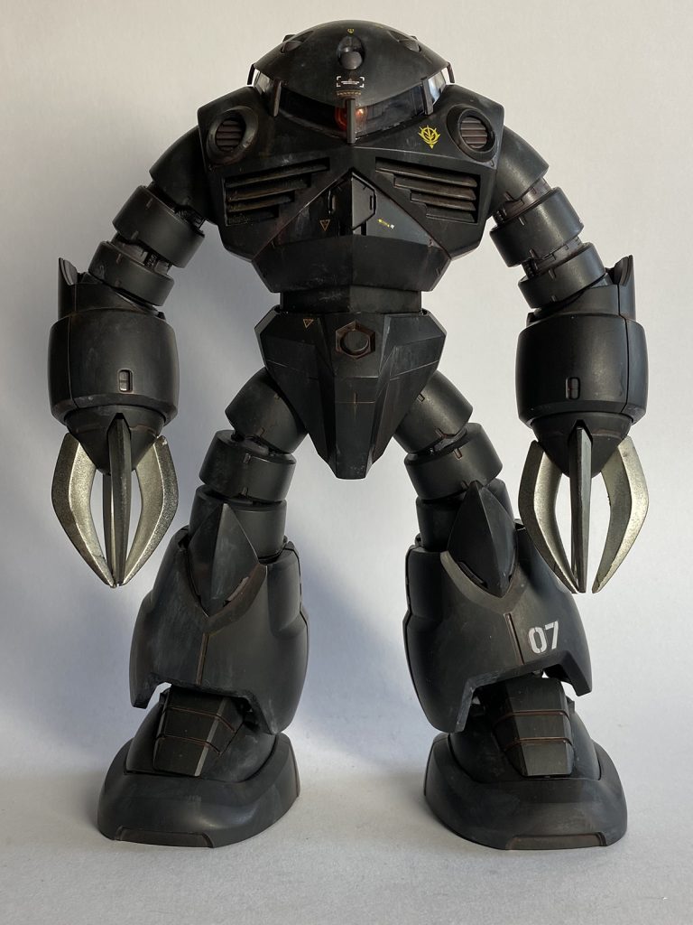 前。潜水艦といえば黒なのですが、真っ黒だと単調になってしまうと思い、黒を三種ほど用意して塗っています。内部メカはやや明るめのグレーとしました。